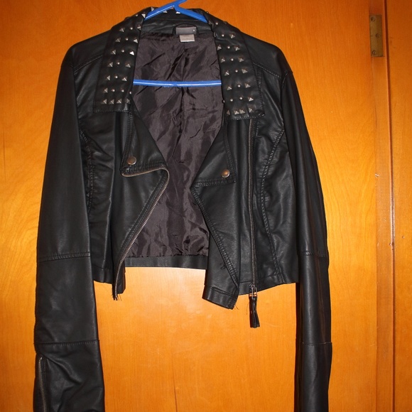 Rue21 Jackets & Blazers - HP 10/8 RUE 21 FAUX STUDDED LEATHER CROPJACKET (L)